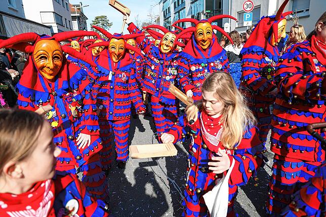 Bild 44: Bunte Kostüme und fröhliche Stimmung beim Fastnachtsumzug 2025