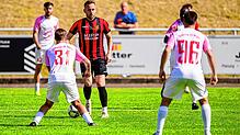 Das Hinspiel gewannen Janik Michel (am Ball) und der FC Holzhausen mit 2:0 gegen den Türk. SV Singen (links Daniel Niedermann, rechts ...