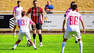 Das Hinspiel gewannen Janik Michel (am Ball) und der FC Holzhausen mit 2:0 gegen den Türk. SV Singen (links Daniel Niedermann, rechts ...