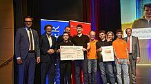 Die Gewerblichen Schulen Donaueschingen bekommen mit 10.000 Euro den höchsten Publikumspreis für ihr Projekt. Mit ihnen freuen sich ...