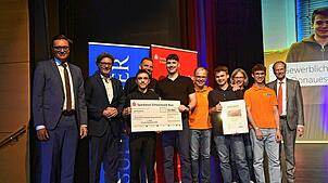 Die Gewerblichen Schulen Donaueschingen bekommen mit 10.000 Euro den höchsten Publikumspreis für ihr Projekt. Mit ihnen freuen sich ...