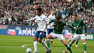 Die TSG 1899 Hoffenheim um Gift Orban (l) setzte sich in beiden Testspielen gegen Werder Bremen um Niklas Stark durch.