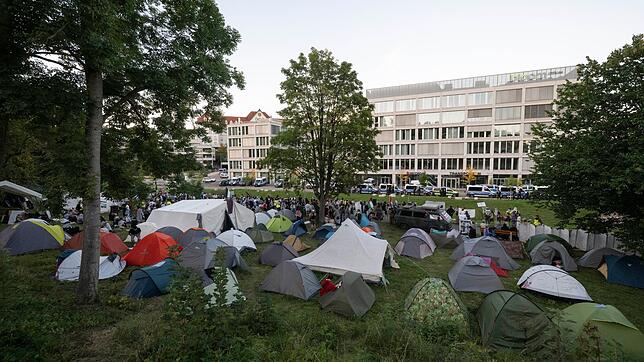 Vor den Bürogebäuden eines Rüstungskonzerns hatten Demonstranten ein Camp aufgeschlagen.