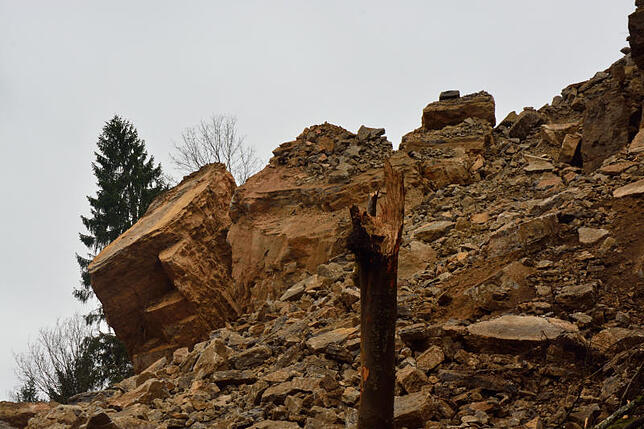 Teilweise waren die Felsen so groß wie ein Einfamilienhaus, die beim Erdrutsch bei Boll in die Schlucht stürzten.