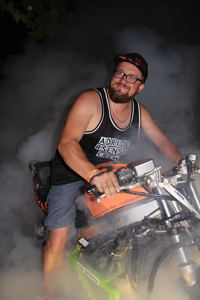 Phil (28) von "Tha Stuntaz" aus Zürich gibt Gas und damit Gummi beim Burnout.