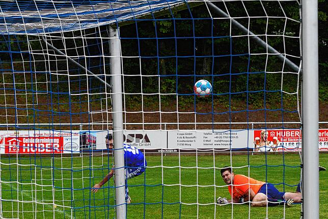 Tor: Francesco Lo Presti erzielt die Führung für den SV BW Murg. Der Lauchringer Torwart Christoph Strittmatter kann dem Ball nur noch ...