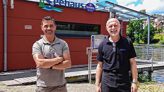 Vincenzo Sergio (links) sucht einen Pacht-Nachfolger für das Restaurant Seehaus am Klosterweiher. Sein Pächter Angelo Conti, der das ...