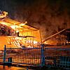 Die lichterloh in Brand stehende Halle kann von der Tuttlinger Feuerwehr nicht mehr gerettet werden. Die Einsatzkräfte konzentrieren ...