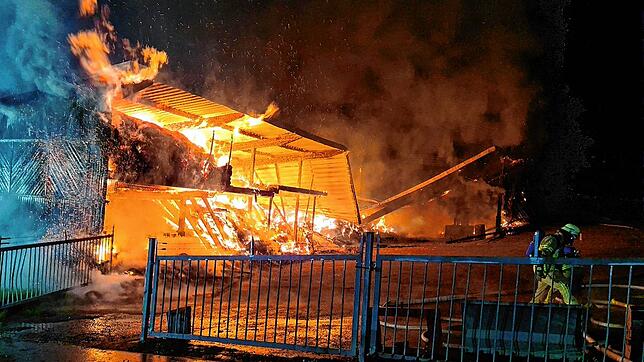 Die lichterloh in Brand stehende Halle kann von der Tuttlinger Feuerwehr nicht mehr gerettet werden. Die Einsatzkräfte konzentrieren ...