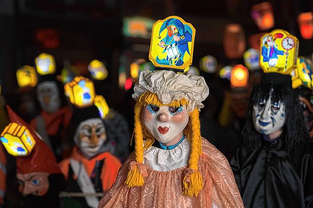 Die Baseler Fastnacht beginnt am Montag nach Aschermittwoch mit dem Morgenstreich. Morgens um 4 Uhr werden die Lichter der Innenstadt ...