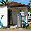 Mit dem E-Scooter ab Wohnmobil-Stellplatz weiterfahren &ndash; eine willkommene Option. Eine Frau nutzte einen solchen Roller allerdings ...