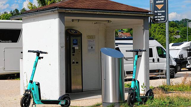 Mit dem E-Scooter ab Wohnmobil-Stellplatz weiterfahren &ndash; eine willkommene Option. Eine Frau nutzte einen solchen Roller allerdings ...