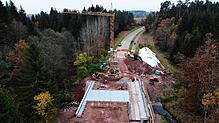 Diese Baustelle blockiert die Landesstraße L181 immer noch. Der tragwerksrelevante Rohbau der Kuhmoosbachbrücke ist aber fertiggestellt. ...
