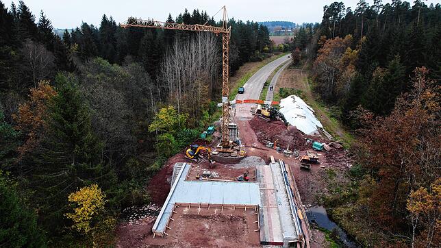 Diese Baustelle blockiert die Landesstraße L181 immer noch. Der tragwerksrelevante Rohbau der Kuhmoosbachbrücke ist aber fertiggestellt. ...