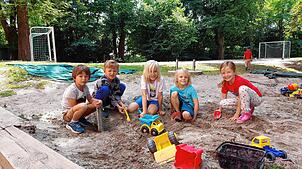Bene, Tino, Karlo, Tonio und Antonia (von links) spielen gern im Kinderhaus am Salzberg. Um noch mehr Familien einen Kitaplatz anbieten ...