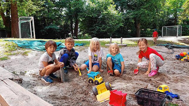 Bene, Tino, Karlo, Tonio und Antonia (von links) spielen gern im Kinderhaus am Salzberg. Um noch mehr Familien einen Kitaplatz anbieten ...