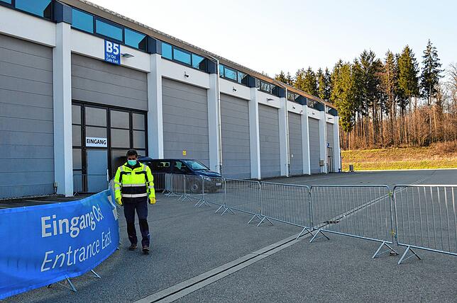 Ein Mitarbeiter des Landratsamtes hat die Einlasskontrolle übernommen. Er lässt nur diejenigen Personen in die Halle, die einen Termin ...