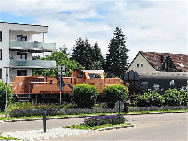 Güterzüge fahren bereits auf der Strecke der Ablachtalbahn. Unser Bild entstand am Montag am Stachus in Meßkirch.
