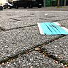 Ein medizinischer Mund-Nasen-Schutz liegt auf einem Gehweg in Friedrichshafen.