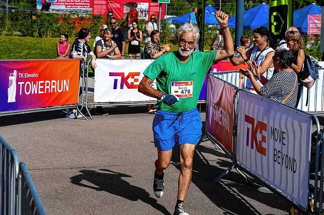 Bernd Zürn ist mit 85 Jahren der älteste Teilnehmer und schafft es in 17:24 Minuten bis zur Aussichtsplattform in 232 Metern Höhe.