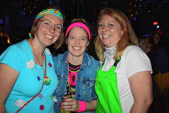 Diese drei Besucherinnen haben Spaß bei der Fasnacht in Todtmoos.