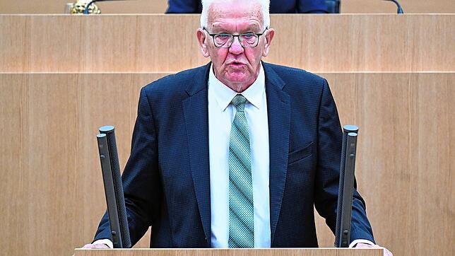 Winfried Kretschmann (Bündnis 90/Die Grünen), Ministerpräsident von Baden-Württemberg, gibt mit einer Regierungserklärung den Kurs bei ...