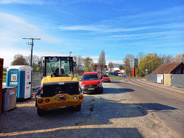 Baustellenfahrzeuge stehen im gesamten Bereich des Schneider-Kreisels, wie hier am Ende der Muldenbachstraße.