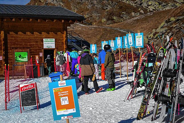 In der Schweiz haben viele Skigebiete geöffnet. Das wird auch von vielen Skifahrer, angenommen, hier eine Piste im Walliser Skigebiet ...