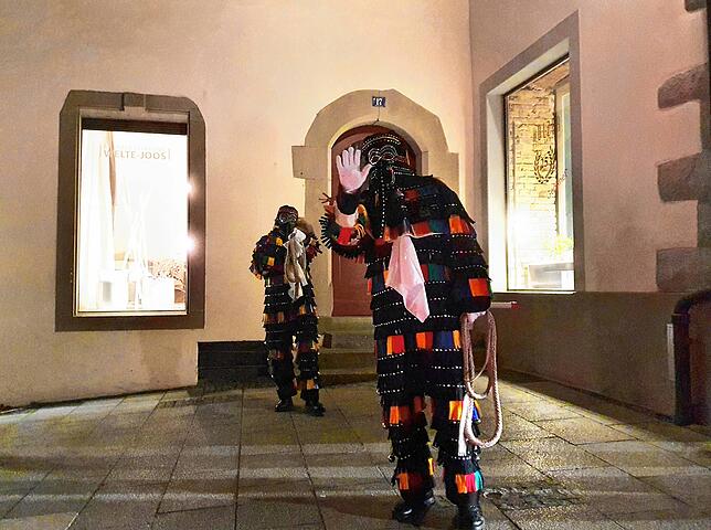 Dieser Hästräger winkt den Menschen auf der Straße zu. Eigentlich hatte es die Überlinger Narrenzunft ihren Mitgliedern untersagt, am ...