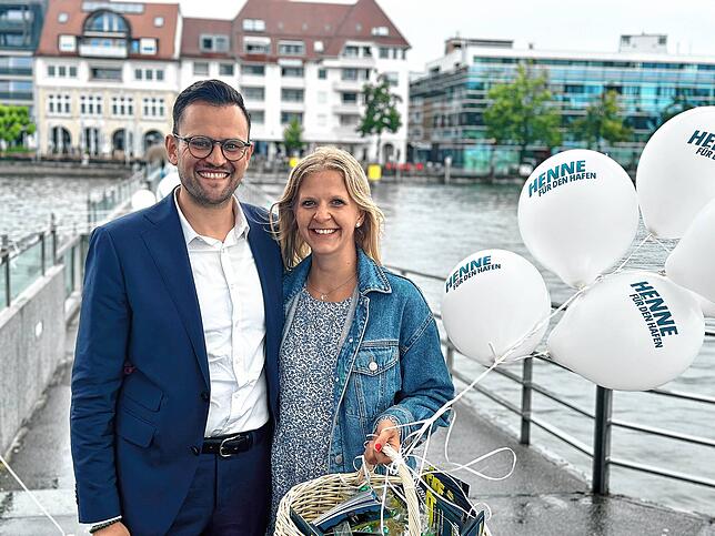 Johannes Henne weiß im Wahlkampf seine Frau Emma hinter sich. Die Entscheidung hätten sie gemeinsam getroffen.