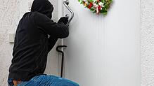 Kann schneller gehen als einem lieb ist: ein Einbruch durch die Wohnungstür. (Symbolbild) Bild: Silvia Marks/dpa