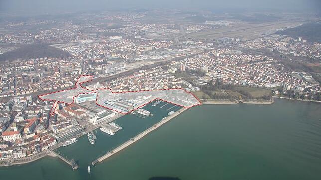 Mitten im „Sanierungsgebiet Hinterer Hafen“, das rot umrandet ist, liegt das Gelände der BSB-Werft (blaue Linie). Eine Verlegung der ...