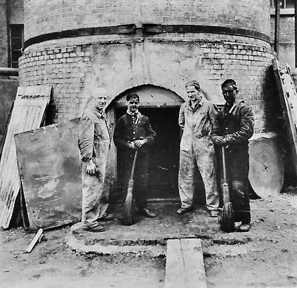 Arbeiten am Kamin der Wehra AG1954: Eugen Mattes, ein Lehrling, Heiner Einenkel und Schornsteinfegermeister Franz Hege.