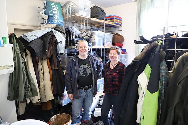 Jörg Fröhlich und Marie Königsdorfer in der Kleiderkammer der AGJ.