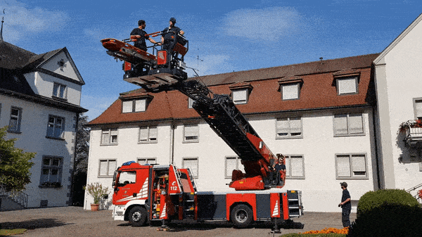 Bild : Warum steigt die Freiwillige Feuerwehr Allensbach dem Kloster Hegne aufs Dach?