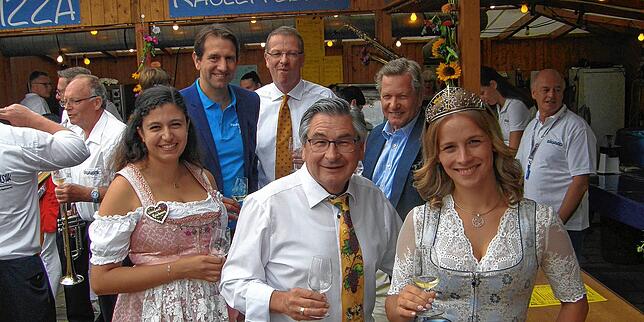 Organisatoren und Ehrengäste besuchten am Sonntag jeden Stand (vorn, von links): Victoria Dietnberger, Karl Wehrle und die Badische ...