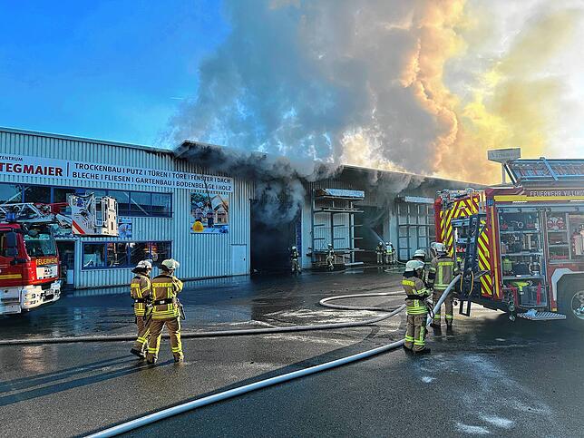 Rund 60 Feuerwehrleute sind im Spittelbronner Weg im Einsatz.