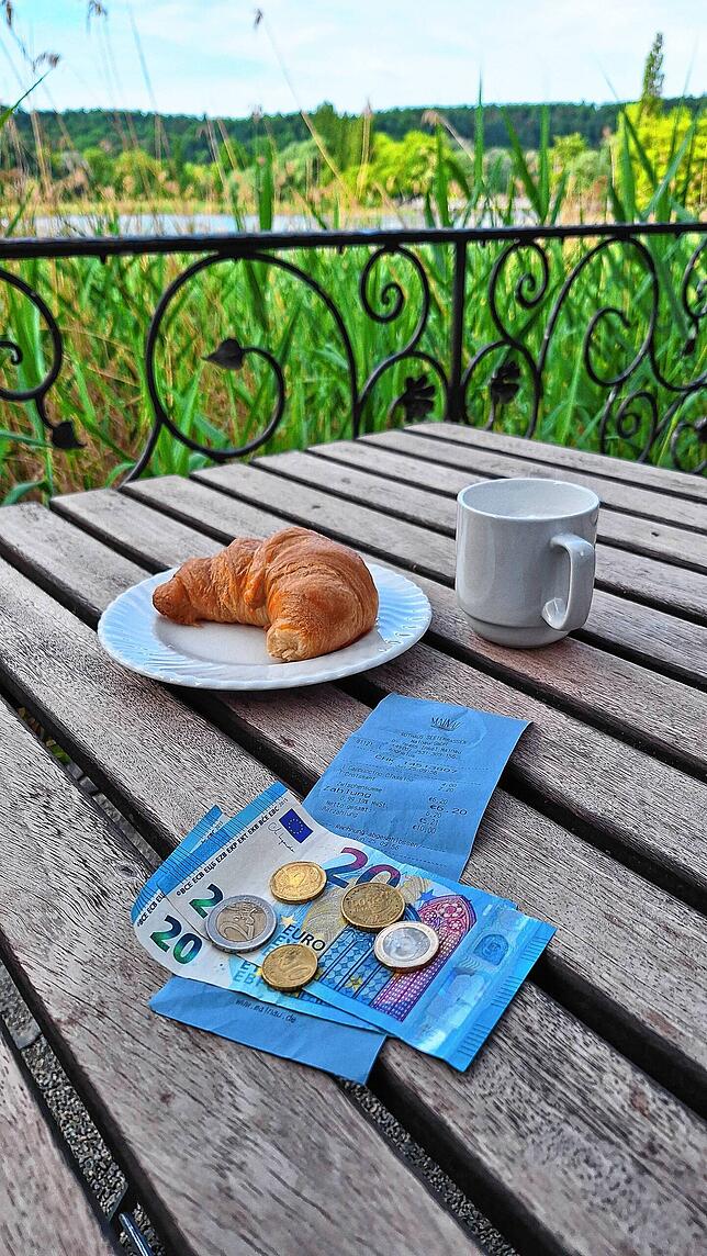 Das Frühstück: Cappuccino und Croissant für 6,20 Euro.