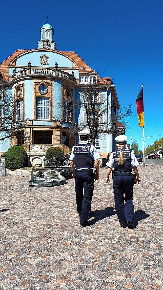 Die Polizei kann keine Missstände feststellen, größtenteils halten sich die Leute an die Corona-Verordnungen.