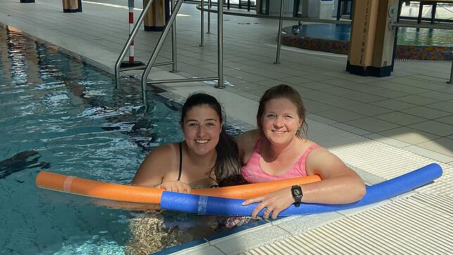 Bereits als 2021 dieses Archivfoto aufgenommen wurde, waren die Wartelisten für ihre Schwimmkurse lang: Die Schwimmtrainerinnen Patricia ...