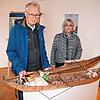 Hannes Burger, Präsident des Museums Schiff, und Ariane Dannacher, Ideengeberin der Ausstellung, vor den Modellen zweier Weidlinge im ...