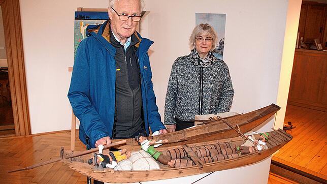 Hannes Burger, Präsident des Museums Schiff, und Ariane Dannacher, Ideengeberin der Ausstellung, vor den Modellen zweier Weidlinge im ...