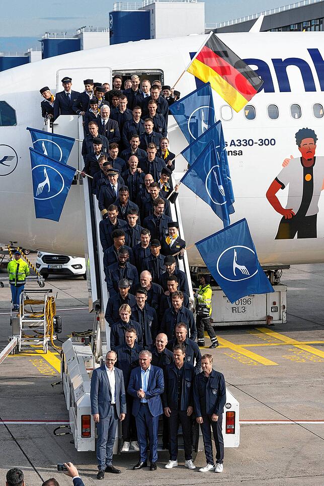 Frankfurter Flughafen: Trainer, Offizielle, Betreuer und Spieler der deutschen Fußball-Nationalmannschaft sowie Personal der Lufthansa ...