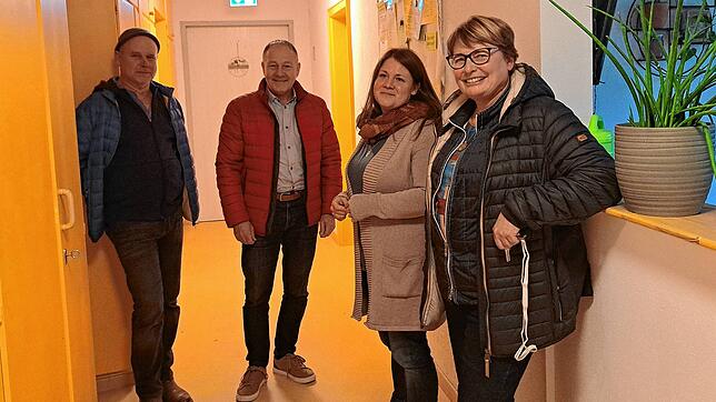 Hubertus Both und Hans-Peter Storz mit Marion Moosmann und Sabine Schilcher vom Impulshaus Engen in einer der Wohngemeinschaften in der ...