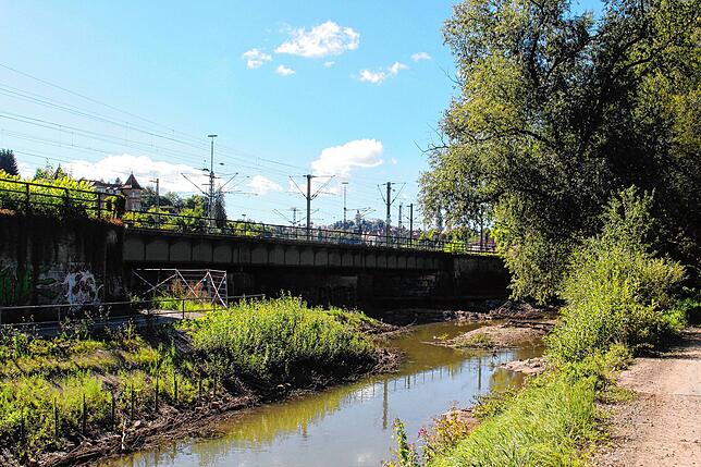Im Oktober wird mit dem Bau von zwei Brücken über Fluss und Bahngleise begonnen, wo später auch Fuß- und Radwege entstehen.