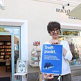 Ein zentraler Sammelpunkt für Frauen während des Promenadenfestes: Karen Lambertz-Zalitatsch von der Buchhandlung am Landungsplatz ...