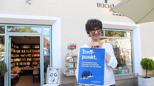 Ein zentraler Sammelpunkt für Frauen während des Promenadenfestes: Karen Lambertz-Zalitatsch von der Buchhandlung am Landungsplatz ...