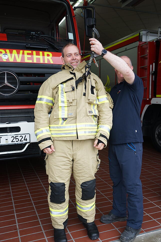 Mit dem neuen integrierten Rettungssystem können sich die Feuerwehrleute beim Abseilen selbst retten.