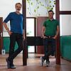 Carlos Göschel und Tobias Linder (von links) präsentieren stolz den frisch renovierten Eingangsbereich des Jugendzentrums Rampe. Die ...