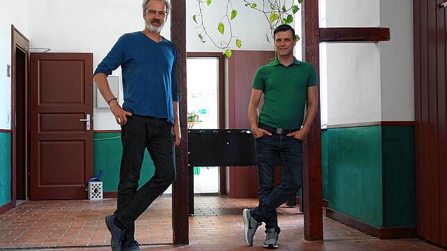 Carlos Göschel und Tobias Linder (von links) präsentieren stolz den frisch renovierten Eingangsbereich des Jugendzentrums Rampe. Die ...
